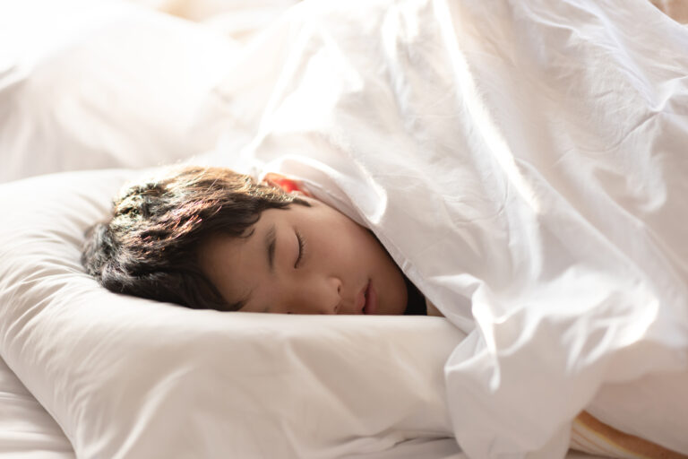 眠っている子供