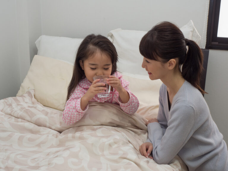 薬を飲む子供