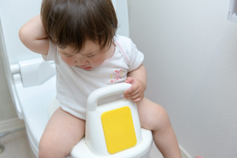 トイレに座っている子ども