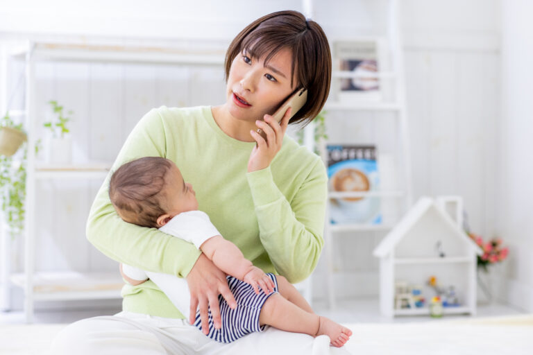 電話するお母さん