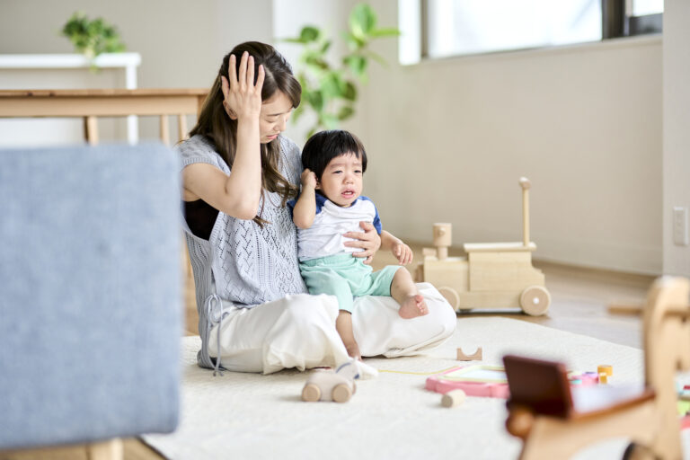 耳を触って泣く子ども