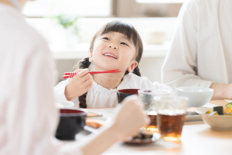 食事をする子供