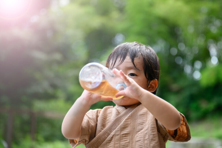 水分をとる子ども