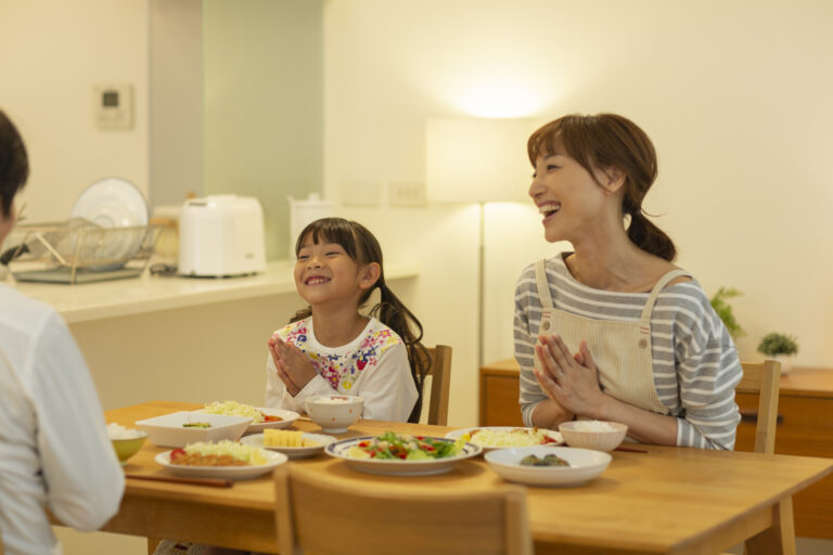 夕食中の家族