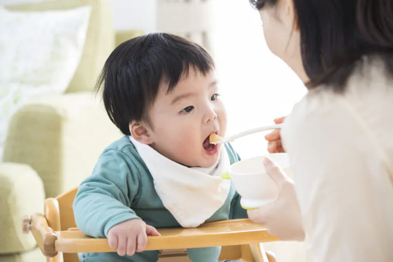 ごはんを食べる子ども