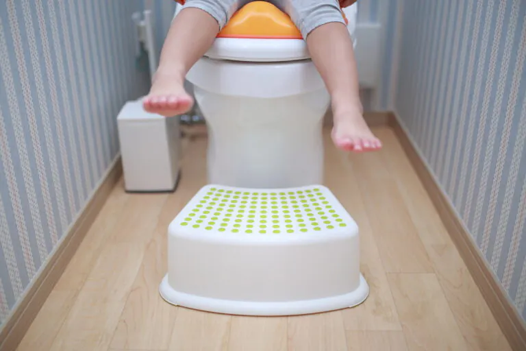 トイレをする子供